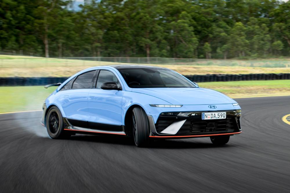 https://cdn.autogreeknews.gr/wp-content/uploads/2026/05/hyundai-ioniq-6-awards-1.jpg