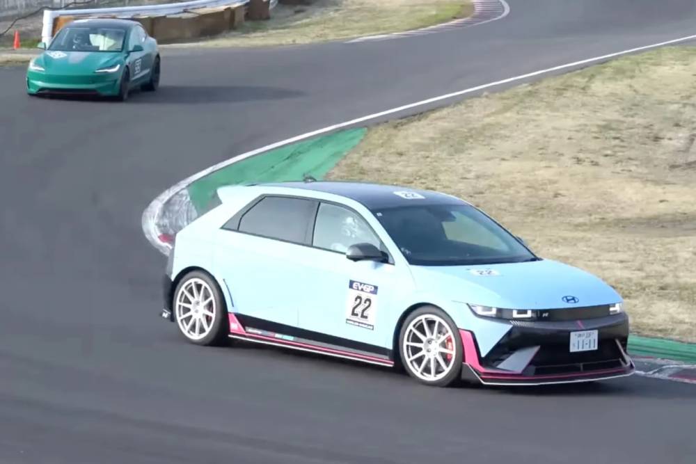 https://cdn.autogreeknews.gr/wp-content/uploads/2026/05/japan-ev-racing-02.jpg