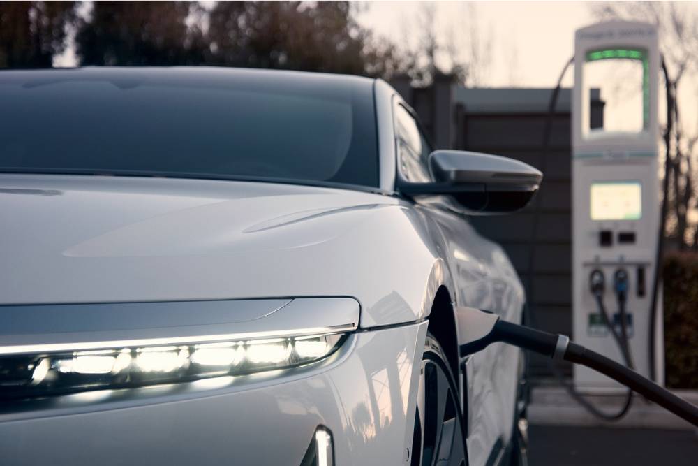 https://cdn.autogreeknews.gr/wp-content/uploads/2026/05/lucid-charging.jpg