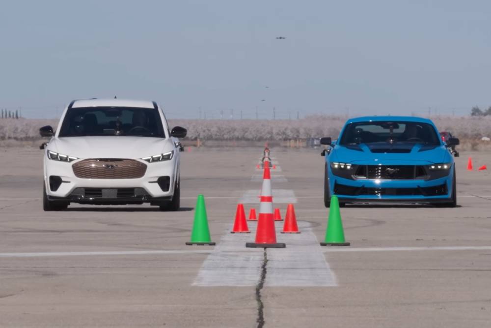 https://cdn.autogreeknews.gr/wp-content/uploads/2026/05/mustang-vs-mach-e-sales.jpg