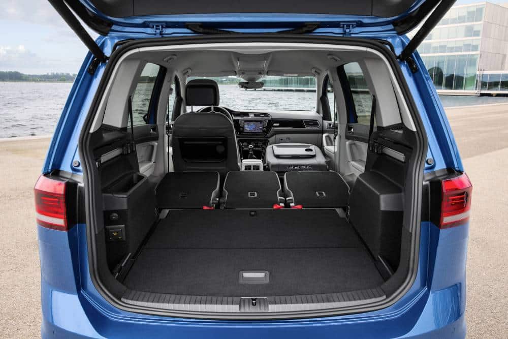 https://cdn.autogreeknews.gr/wp-content/uploads/2026/05/volkswagen_touran_28.jpg