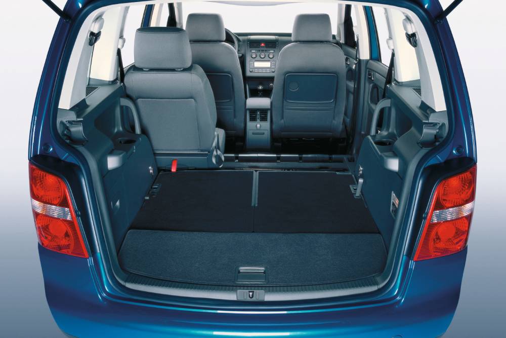 https://cdn.autogreeknews.gr/wp-content/uploads/2026/05/volkswagen_touran_692.jpg