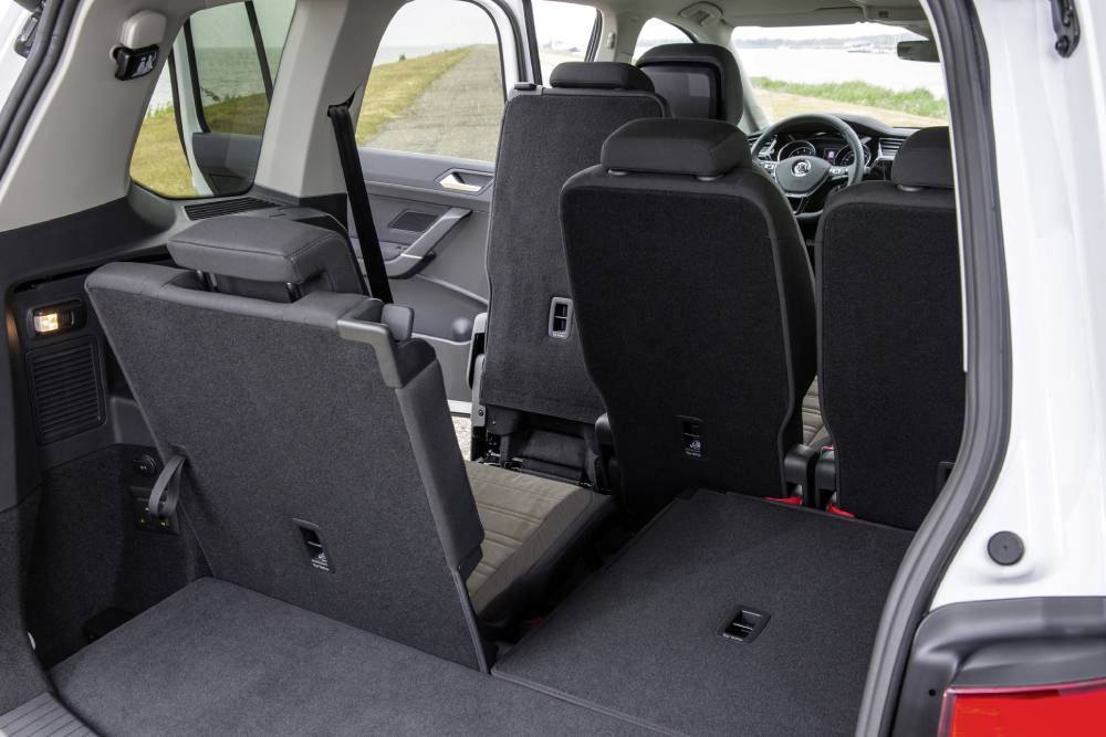 https://cdn.autogreeknews.gr/wp-content/uploads/2026/05/volkswagen_touran_tsi_4.jpg