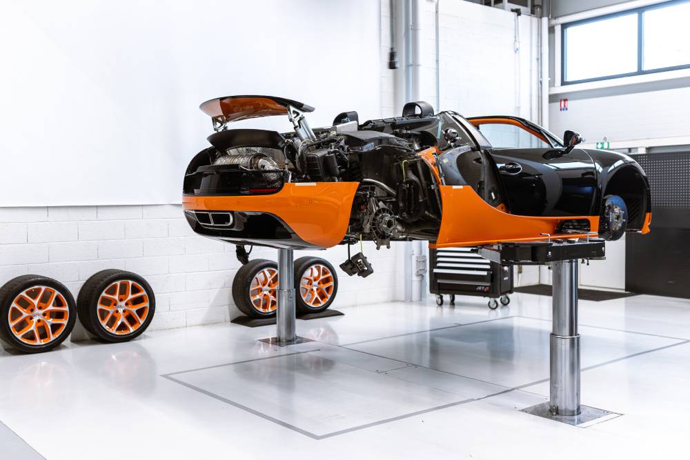 https://cdn.autogreeknews.gr/wp-content/uploads/2026/06/01-02-bugatti-service-workshop_crop.jpg