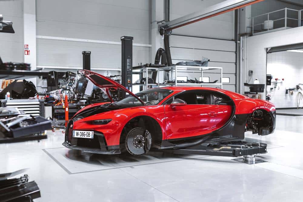 https://cdn.autogreeknews.gr/wp-content/uploads/2026/06/01-04-bugatti-service-workshop.jpg