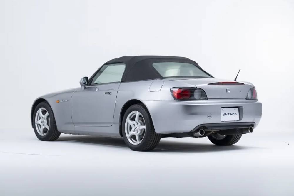 https://cdn.autogreeknews.gr/wp-content/uploads/2026/06/2000-Honda-S2000-Auction-Japan-10.jpg