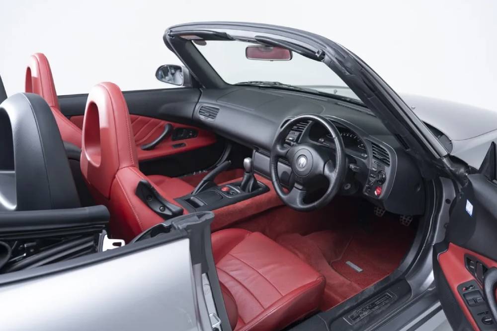 https://cdn.autogreeknews.gr/wp-content/uploads/2026/06/2000-Honda-S2000-Auction-Japan-19.jpg
