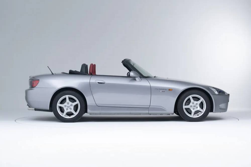 https://cdn.autogreeknews.gr/wp-content/uploads/2026/06/2000-Honda-S2000-Auction-Japan-2.jpg