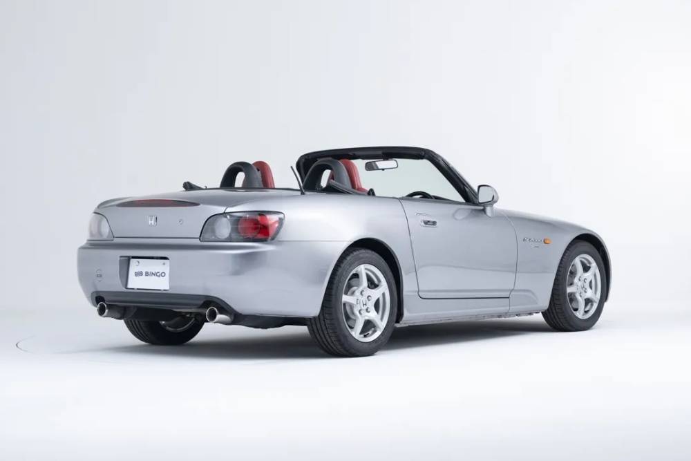 https://cdn.autogreeknews.gr/wp-content/uploads/2026/06/2000-Honda-S2000-Auction-Japan-3.jpg