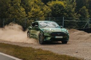 Η Ford Mustang Mach-E Rally δείχνει τα EV από… το πλάι