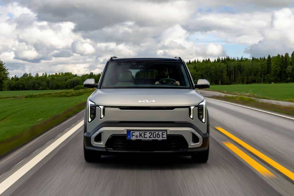 https://cdn.autogreeknews.gr/wp-content/uploads/2026/06/31508-kia-ev2-prototype-summer-test-norway-elprix-digital-02-1.jpg