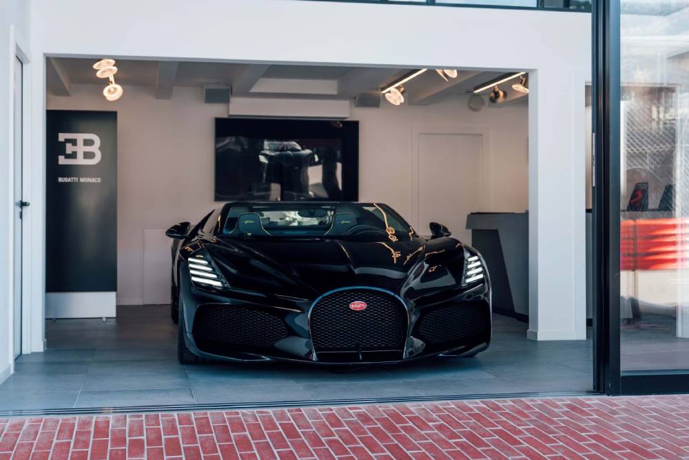 https://cdn.autogreeknews.gr/wp-content/uploads/2026/06/Bugatti_showroom-1.jpg
