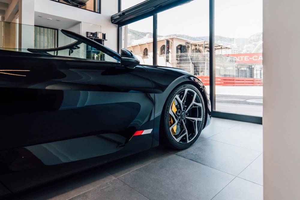 https://cdn.autogreeknews.gr/wp-content/uploads/2026/06/Bugatti_showroom-3.jpg