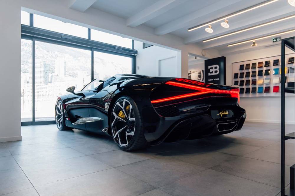 https://cdn.autogreeknews.gr/wp-content/uploads/2026/06/Bugatti_showroom-4.jpg