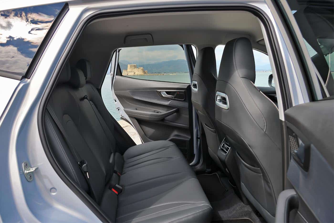 https://cdn.autogreeknews.gr/wp-content/uploads/2026/06/Chery-Tiggo-4-rear-seat.jpg