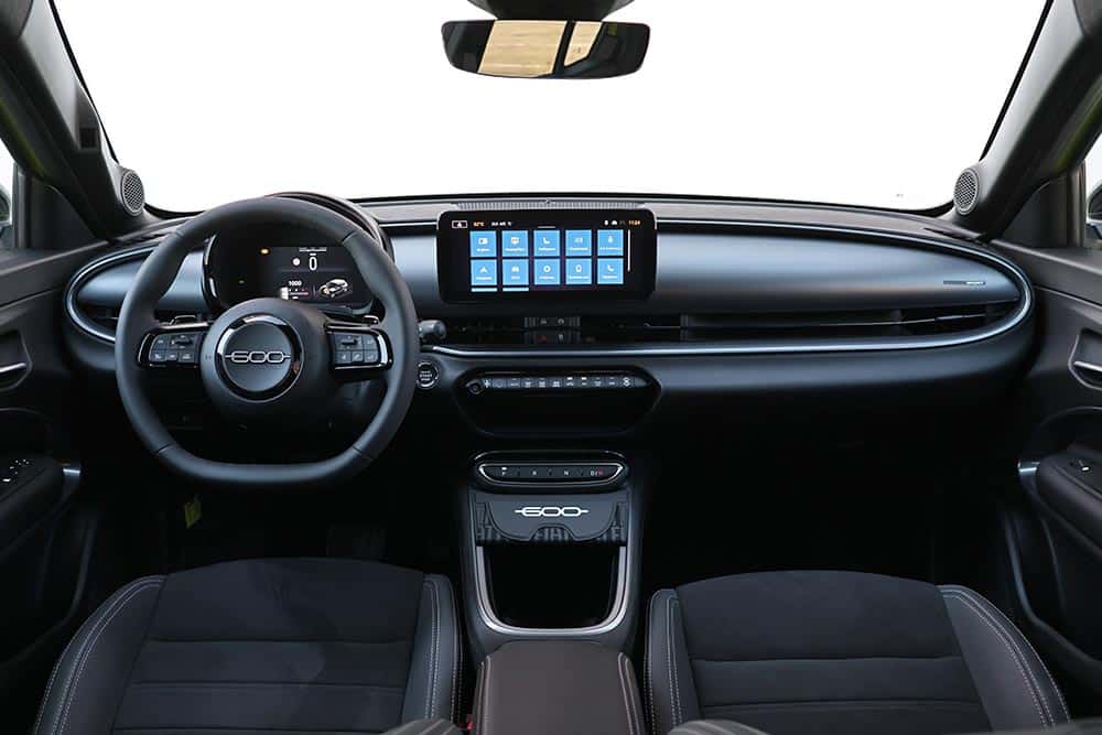 https://cdn.autogreeknews.gr/wp-content/uploads/2026/06/Fiat-600-1.2-Hybrid-145-1.jpg