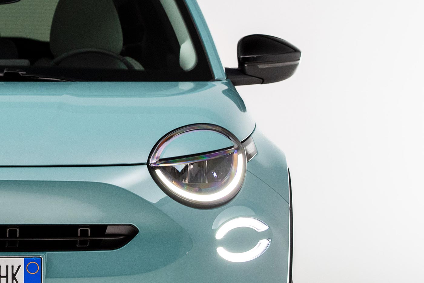 https://cdn.autogreeknews.gr/wp-content/uploads/2026/06/Fiat-600-front.jpg