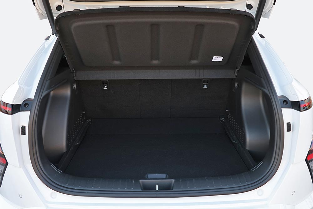 https://cdn.autogreeknews.gr/wp-content/uploads/2026/06/Hyundai-Kona-Electric-MY26-N-Line-interior-26.jpg