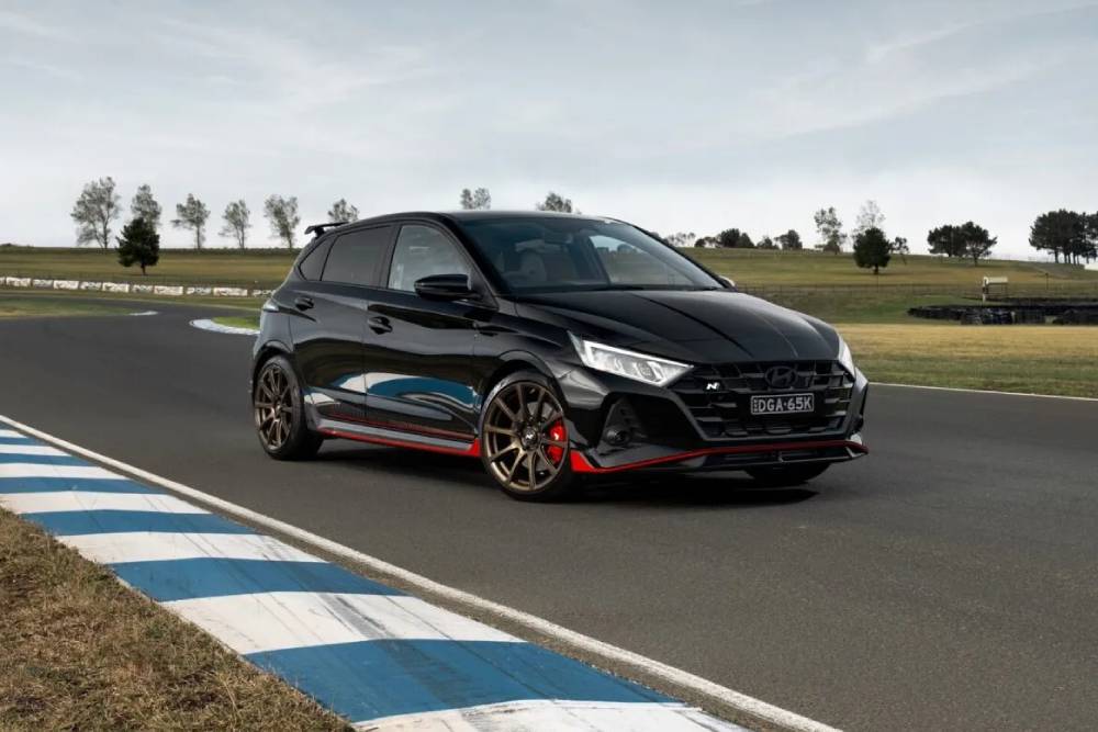 https://cdn.autogreeknews.gr/wp-content/uploads/2026/06/Hyundai-i20-N-Shadow-Edition-1-2048x1366-1.jpg