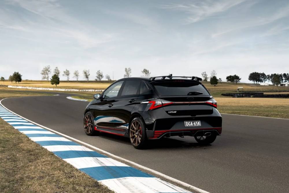 https://cdn.autogreeknews.gr/wp-content/uploads/2026/06/Hyundai-i20-N-Shadow-Edition-2-2048x1366-1.jpg