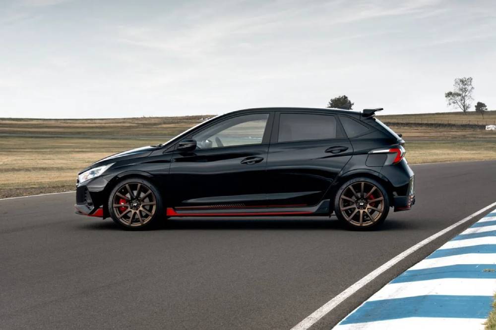 https://cdn.autogreeknews.gr/wp-content/uploads/2026/06/Hyundai-i20-N-Shadow-Edition-4-2048x1366-1.jpg