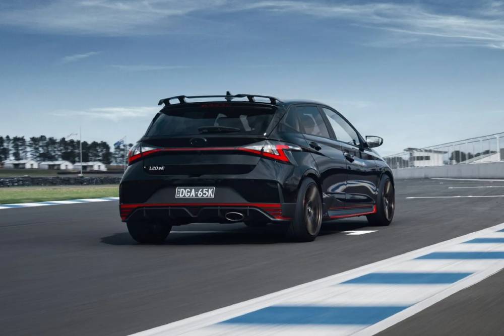 https://cdn.autogreeknews.gr/wp-content/uploads/2026/06/Hyundai-i20-N-Shadow-Edition-7-2048x1366-1.jpg