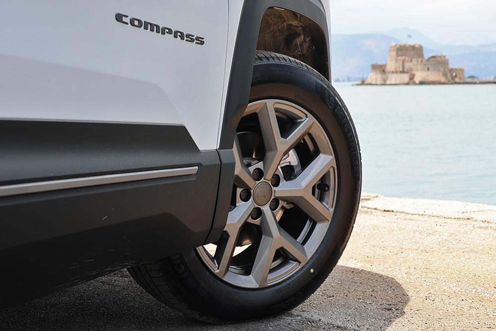 https://cdn.autogreeknews.gr/wp-content/uploads/2026/06/Jeep-Compass-e–Hybrid-145-18.jpg