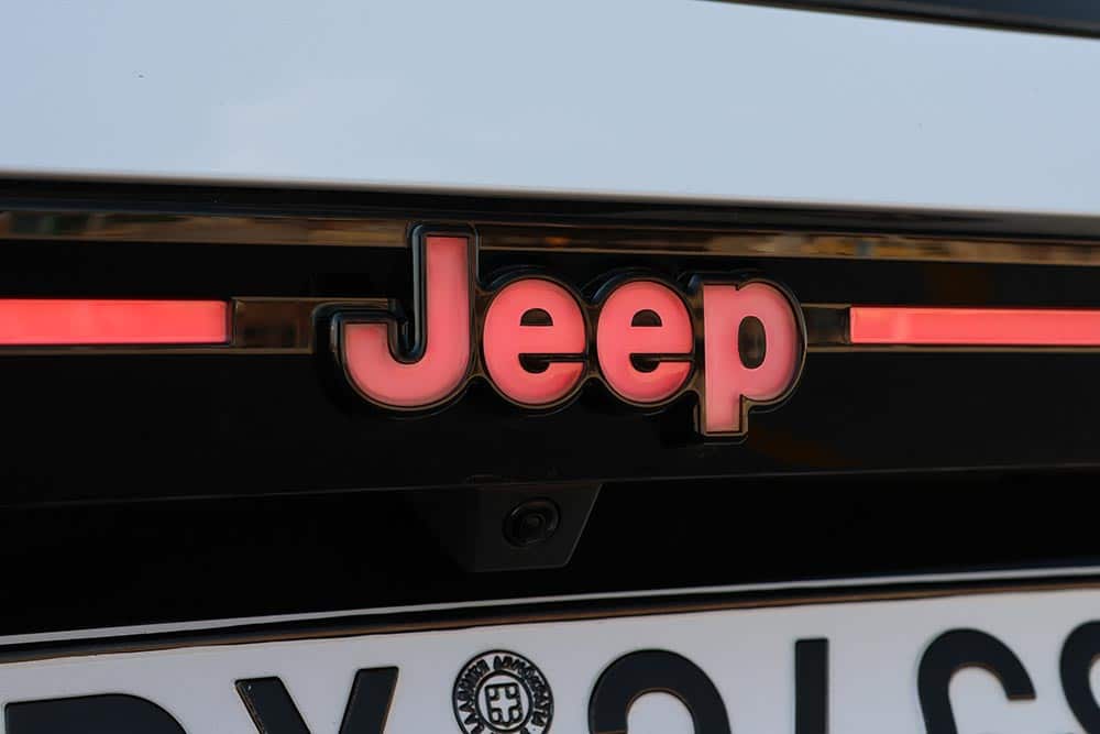 https://cdn.autogreeknews.gr/wp-content/uploads/2026/06/Jeep-Compass-logo-exterior.jpg