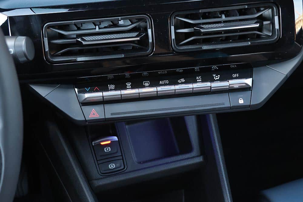 https://cdn.autogreeknews.gr/wp-content/uploads/2026/06/Nissan-Micra-electric-interior-10.jpg