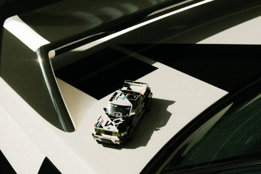 https://cdn.autogreeknews.gr/wp-content/uploads/2026/06/P90642081_lowRes_bmw-m3-e30-lego-spee-1.jpg