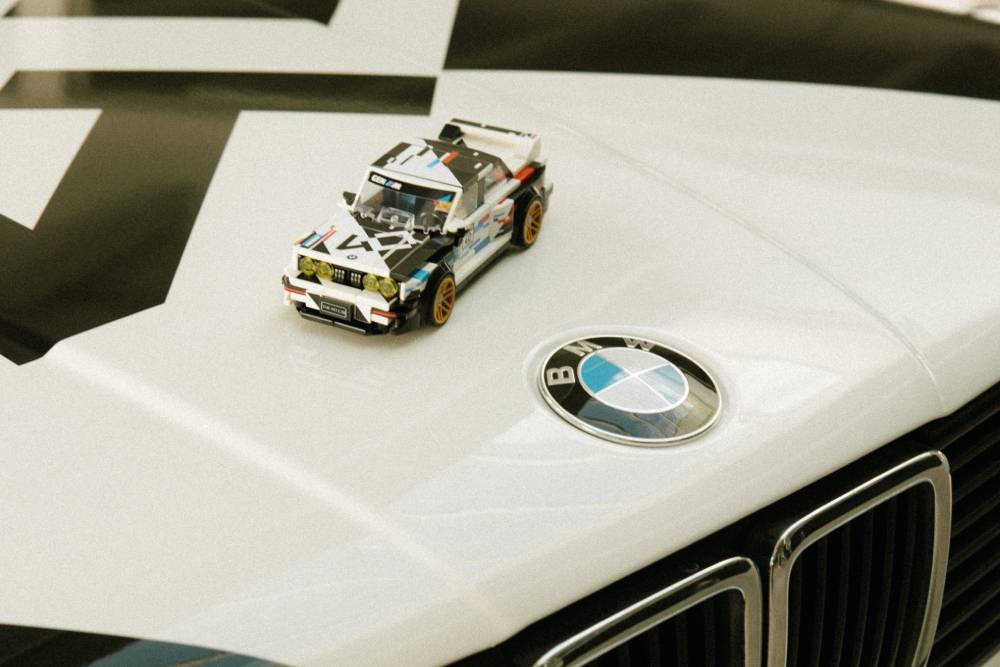 https://cdn.autogreeknews.gr/wp-content/uploads/2026/06/P90642083_lowRes_bmw-m3-e30-lego-spee-1.jpg