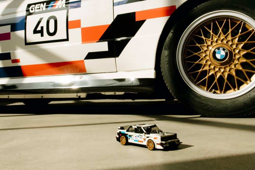 https://cdn.autogreeknews.gr/wp-content/uploads/2026/06/P90642084_lowRes_bmw-m3-e30-lego-spee-1.jpg
