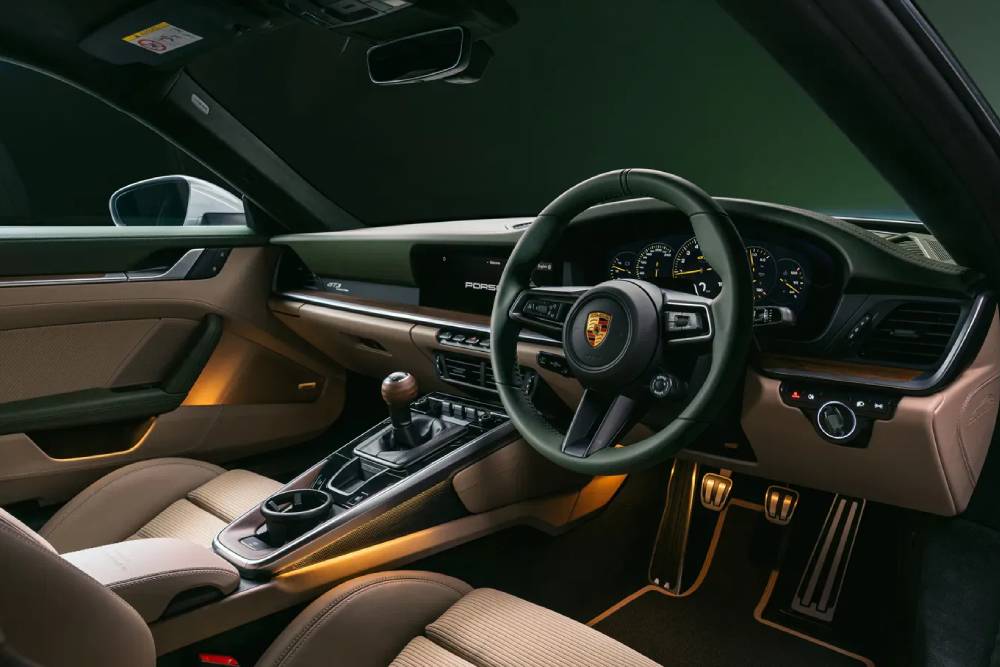 https://cdn.autogreeknews.gr/wp-content/uploads/2026/06/Porsche-911-GT3-Earls-Court-Edition-3.jpg