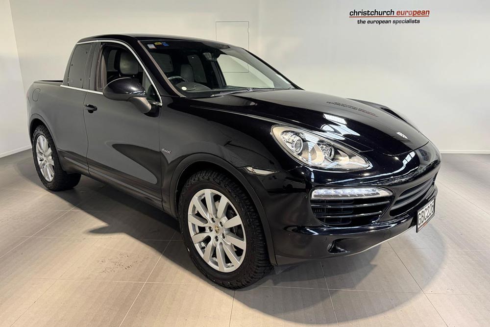 H καλύτερη Porsche Cayenne για την πλατεία του χωριού