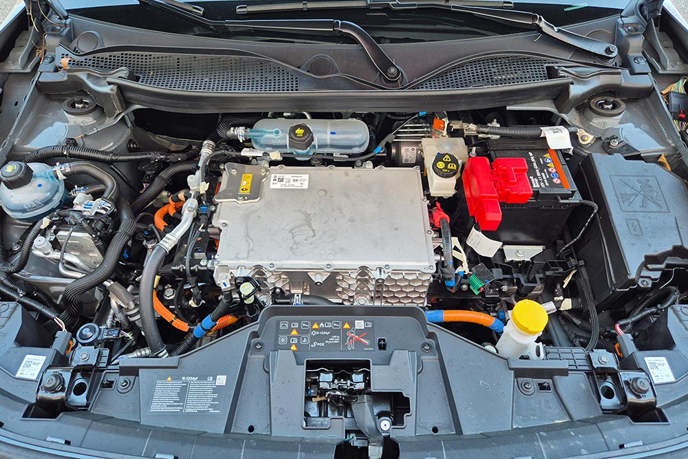 https://cdn.autogreeknews.gr/wp-content/uploads/2026/06/Renault-4-E-Tech-engine.jpg