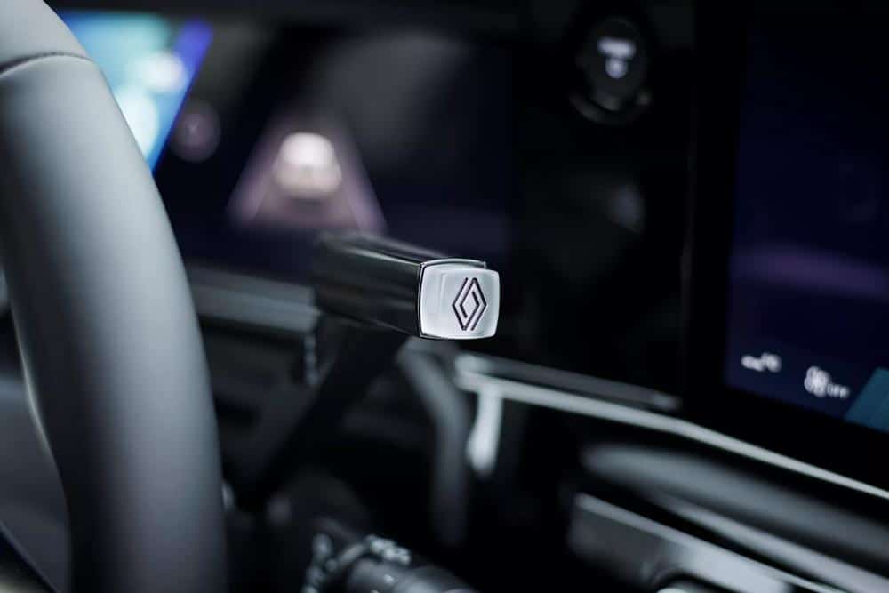 https://cdn.autogreeknews.gr/wp-content/uploads/2026/06/Renault-4-E-Tech-interior-3.jpg