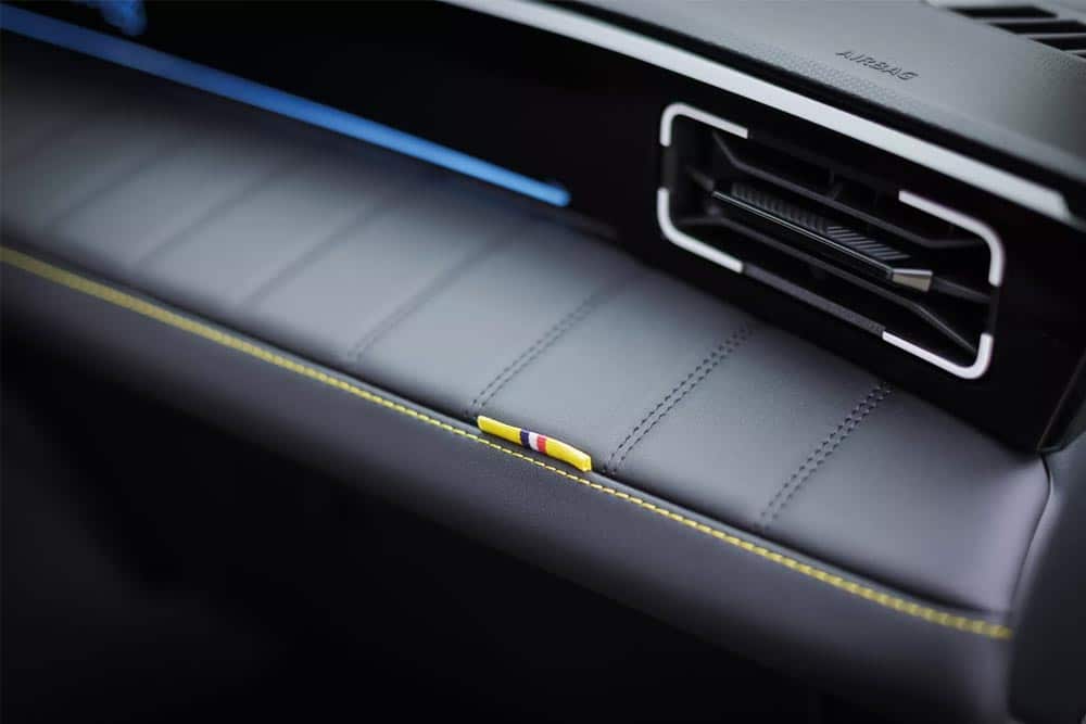 https://cdn.autogreeknews.gr/wp-content/uploads/2026/06/Renault-4-E-Tech-interior-4.jpg