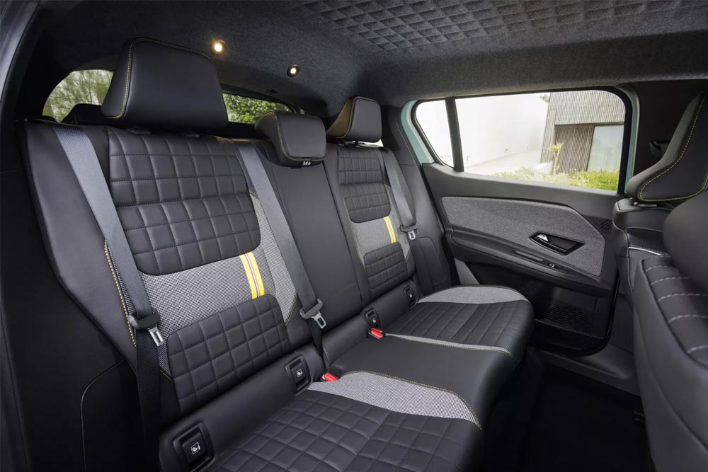 https://cdn.autogreeknews.gr/wp-content/uploads/2026/06/Renault-4-E-Tech-interior-5.jpg