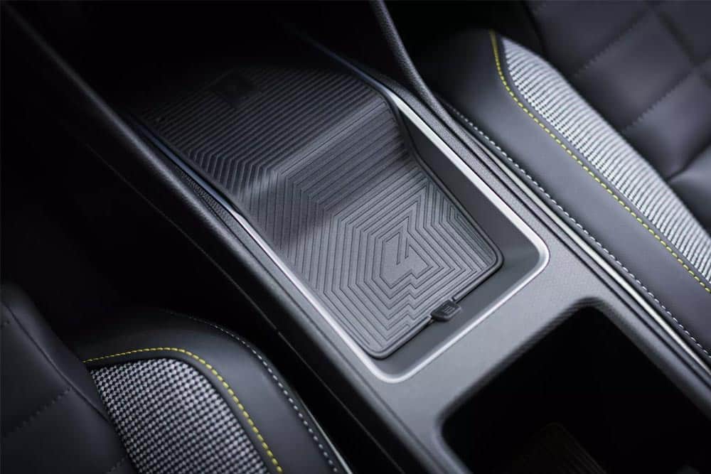 https://cdn.autogreeknews.gr/wp-content/uploads/2026/06/Renault-4-E-Tech-interior-6.jpg
