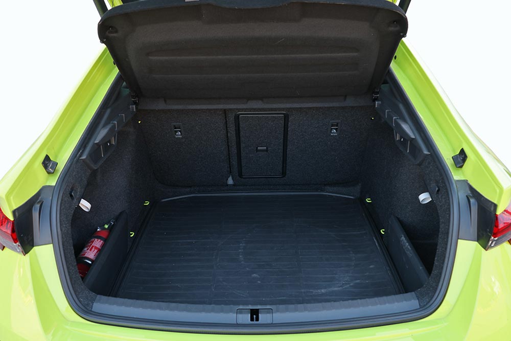 https://cdn.autogreeknews.gr/wp-content/uploads/2026/06/Skoda-Octavia-Grand-Coupe-RS-2.0-TSI-265PS-DSG7-interior-23.jpg