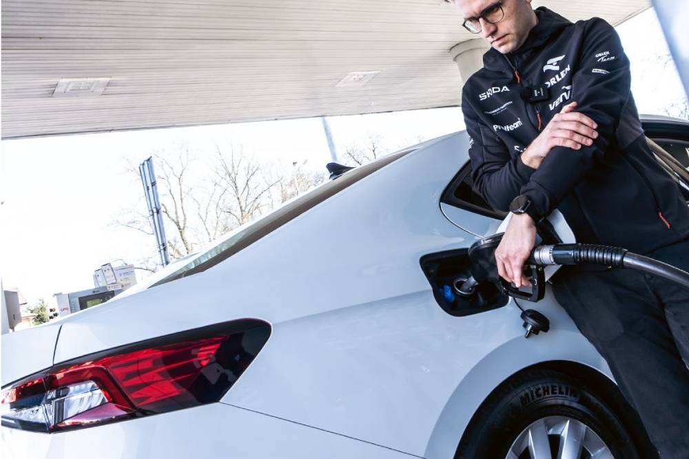 https://cdn.autogreeknews.gr/wp-content/uploads/2026/06/Skoda_Superb_TDI_2025_rekordni_dojezd_perex.jpg