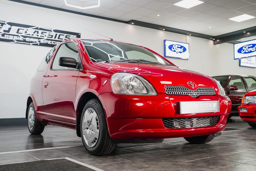https://cdn.autogreeknews.gr/wp-content/uploads/2026/06/Toyota-Yaris-2002-3.jpg