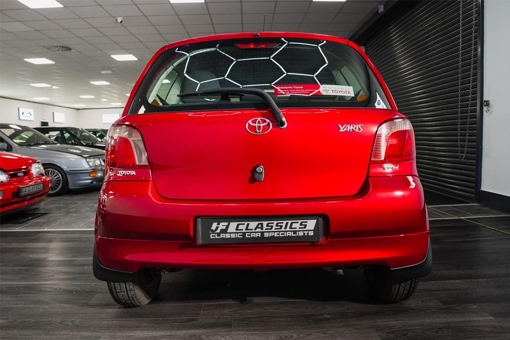 https://cdn.autogreeknews.gr/wp-content/uploads/2026/06/Toyota-Yaris-2002-4.jpg