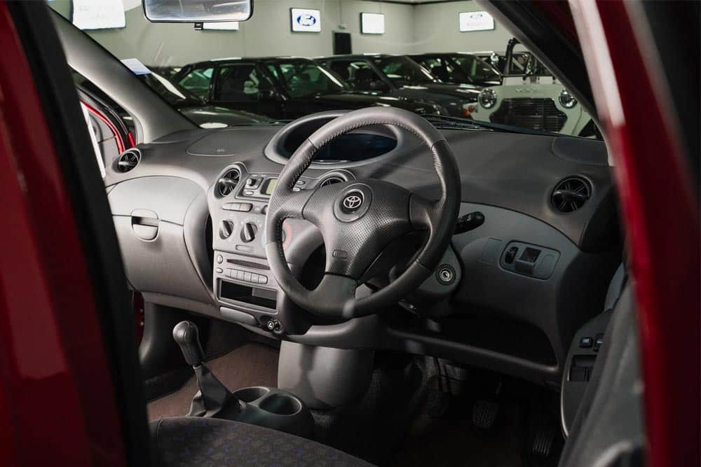 https://cdn.autogreeknews.gr/wp-content/uploads/2026/06/Toyota-Yaris-2002-6.jpg