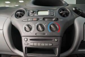 Toyota-Yaris-2002-8