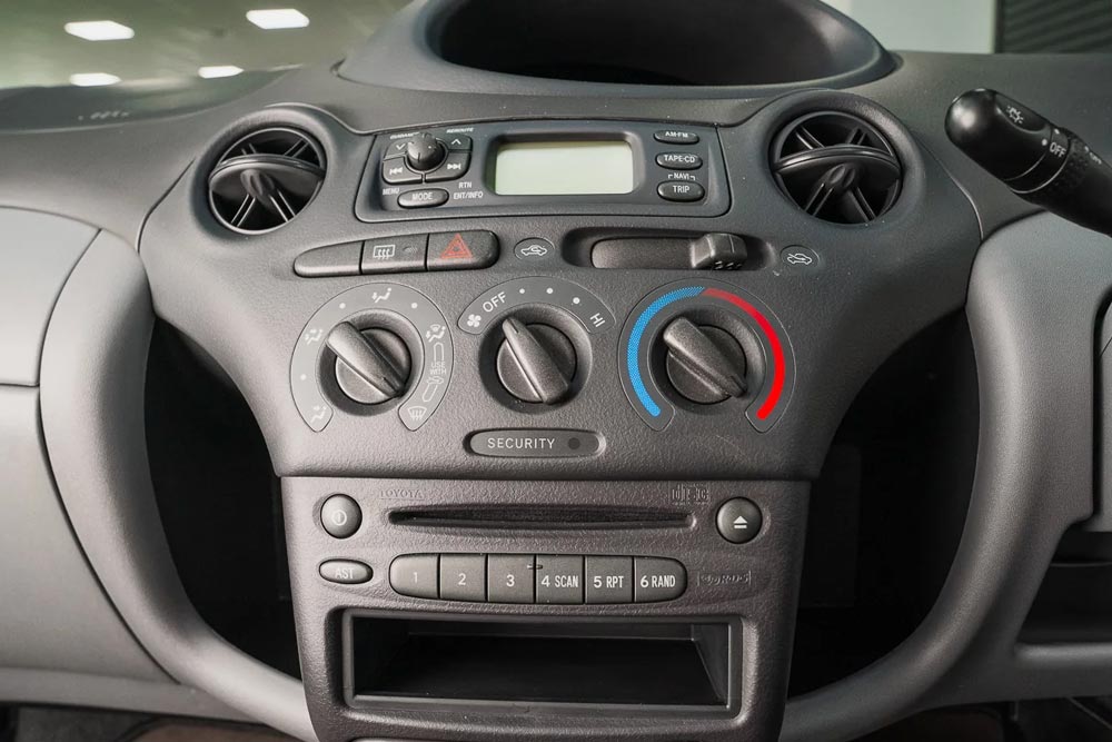 https://cdn.autogreeknews.gr/wp-content/uploads/2026/06/Toyota-Yaris-2002-8.jpg