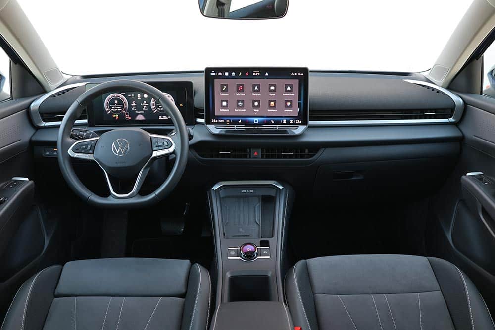 https://cdn.autogreeknews.gr/wp-content/uploads/2026/06/VW-T-Roc-2026-interior-1.jpg