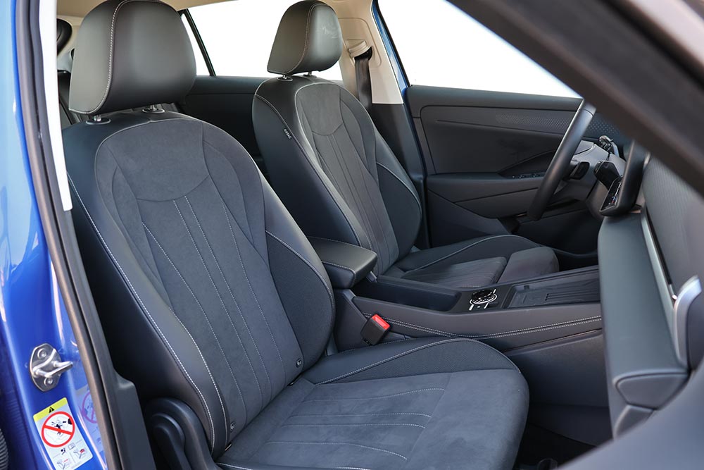 https://cdn.autogreeknews.gr/wp-content/uploads/2026/06/VW-T-Roc-2026-interior-25.jpg