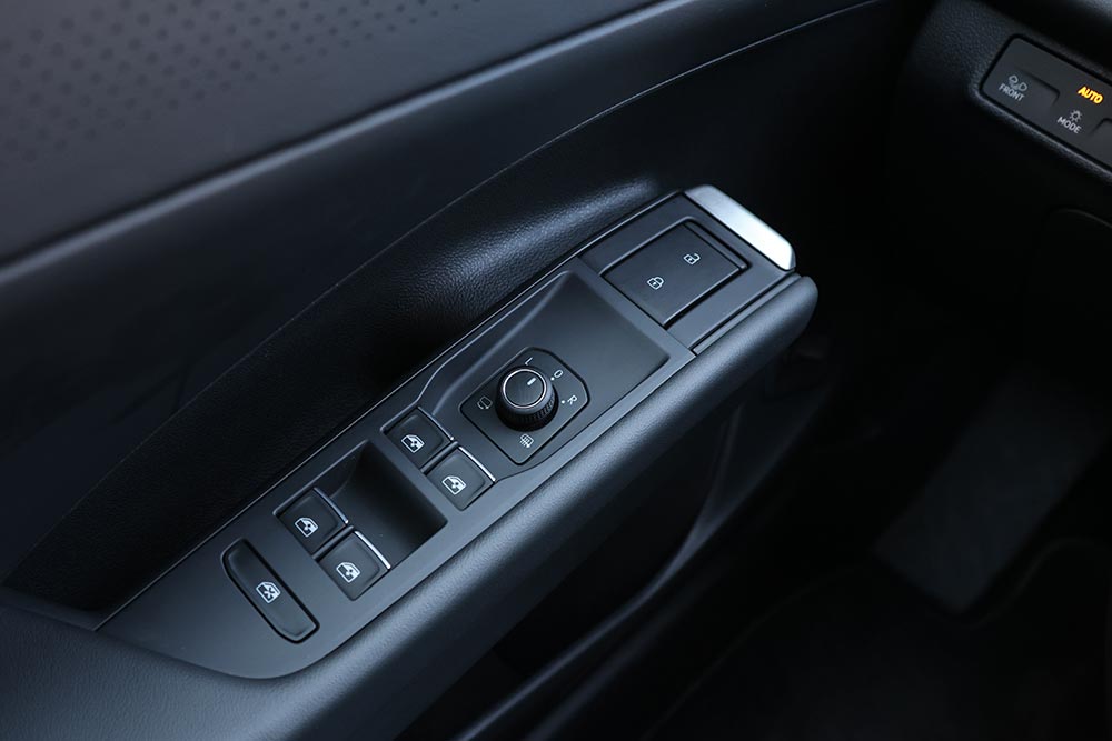 https://cdn.autogreeknews.gr/wp-content/uploads/2026/06/VW-T-Roc-2026-interior-27.jpg