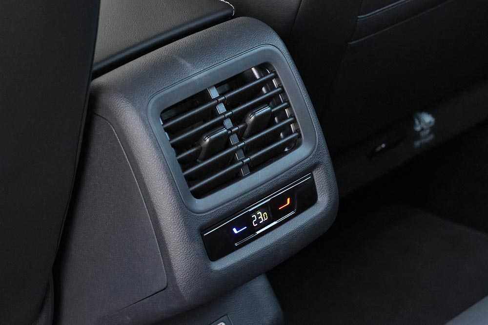 https://cdn.autogreeknews.gr/wp-content/uploads/2026/06/VW-T-Roc-2026-interior-28.jpg